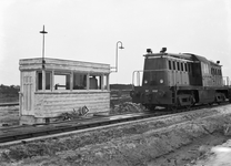 151540 Afbeelding van de diesel-electrische locomotief nr. 602 (serie 600) van de N.S. op de weegbrug te Schoonebeek ...